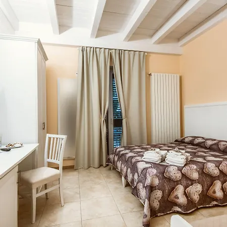 Alojamento de Acomodação e Pequeno-almoço Le Camelie 4*